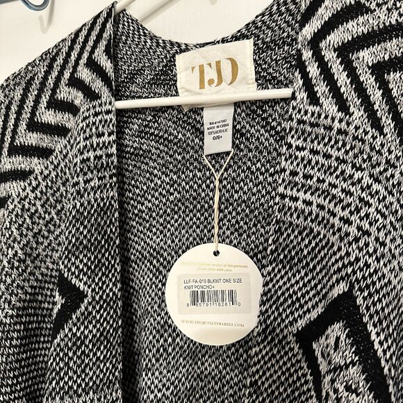 The Jetset Diaries Plus Knit Poncho - Picture 6 of 16